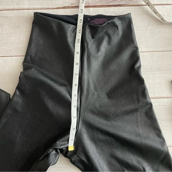 Evereve Commando 7/8 Faux Leather Leggings Womens XS Black Moto Goth Chic *Flaw* - Picture 11 of 14